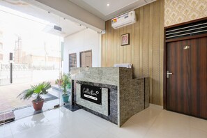 House | Reception - Collection O Sunrakh Road Crossway (Mathura)