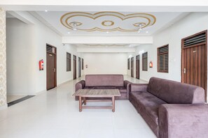 House | Reception - Collection O Sunrakh Road Crossway (Mathura)