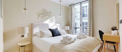 Espacio para trabajar con laptop y tabla de planchar con plancha