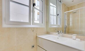 Apartment | Badezimmer | Haartrockner, Handtücher, Shampoo