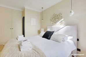 Apartment | Laptop workspace, iron/ironing board, bed sheets - Superb Apartment -2br/6p- Musee D'orsay /louvre (Paris)