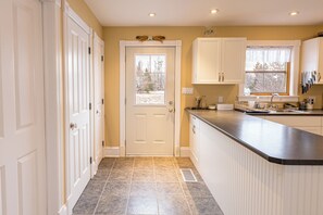 Kylskåp, mikrovågsugn, ugn och spishäll