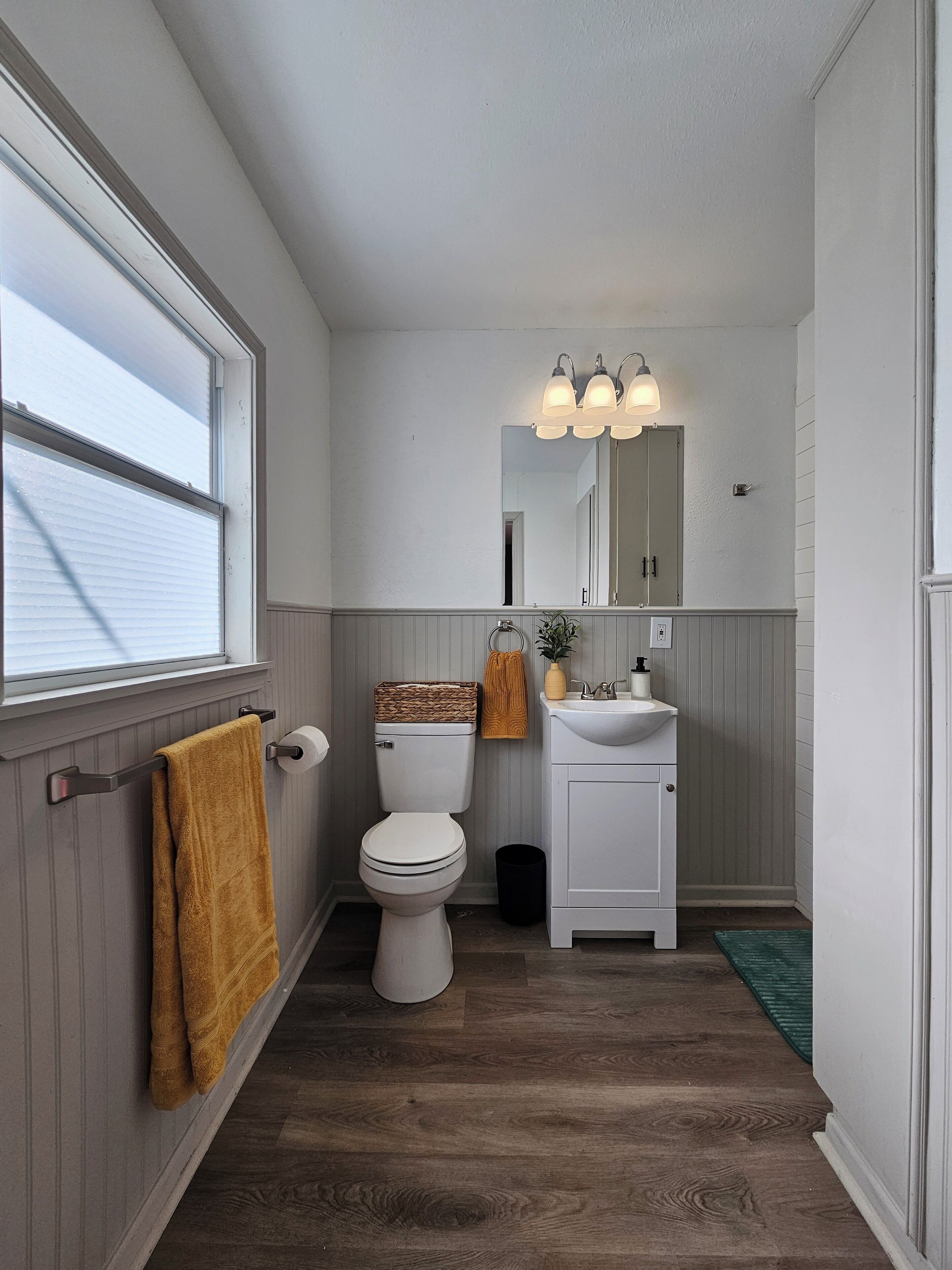 Douche, sèche-cheveux, serviettes fournies, savon