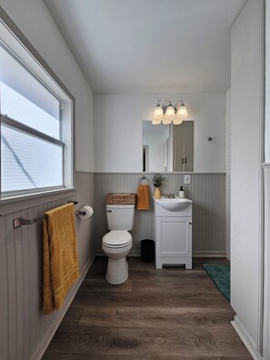 Douche, sèche-cheveux, serviettes fournies, savon