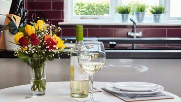 Superior Apartment, 2 Bedrooms, Patio | Private kitchen | Electric kettle