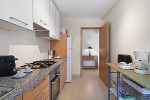 Frigorífico, microondas, horno y placa de cocina