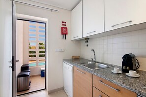 Fridge, microwave, oven, stovetop - Apartment 'Royal Cabanas T3' with Shared Pool, Wi-Fi and Air Conditioning (Conceição)