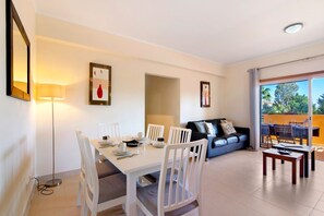 Dining - Apartment 'Royal Cabanas T3' with Shared Pool, Wi-Fi and Air Conditioning (Conceição)