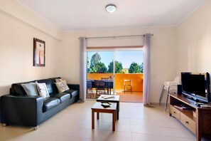 TV - Apartment 'Royal Cabanas T3' with Shared Pool, Wi-Fi and Air Conditioning (Conceição)