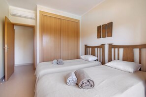 Tabla de planchar con plancha, wifi, ropa de cama