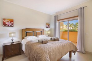 Tabla de planchar con plancha, wifi, ropa de cama