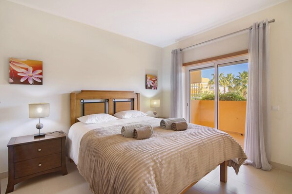 Iron/ironing board, WiFi, bed sheets - Apartment 'Royal Cabanas T3' with Shared Pool, Wi-Fi and Air Conditioning (Conceição)