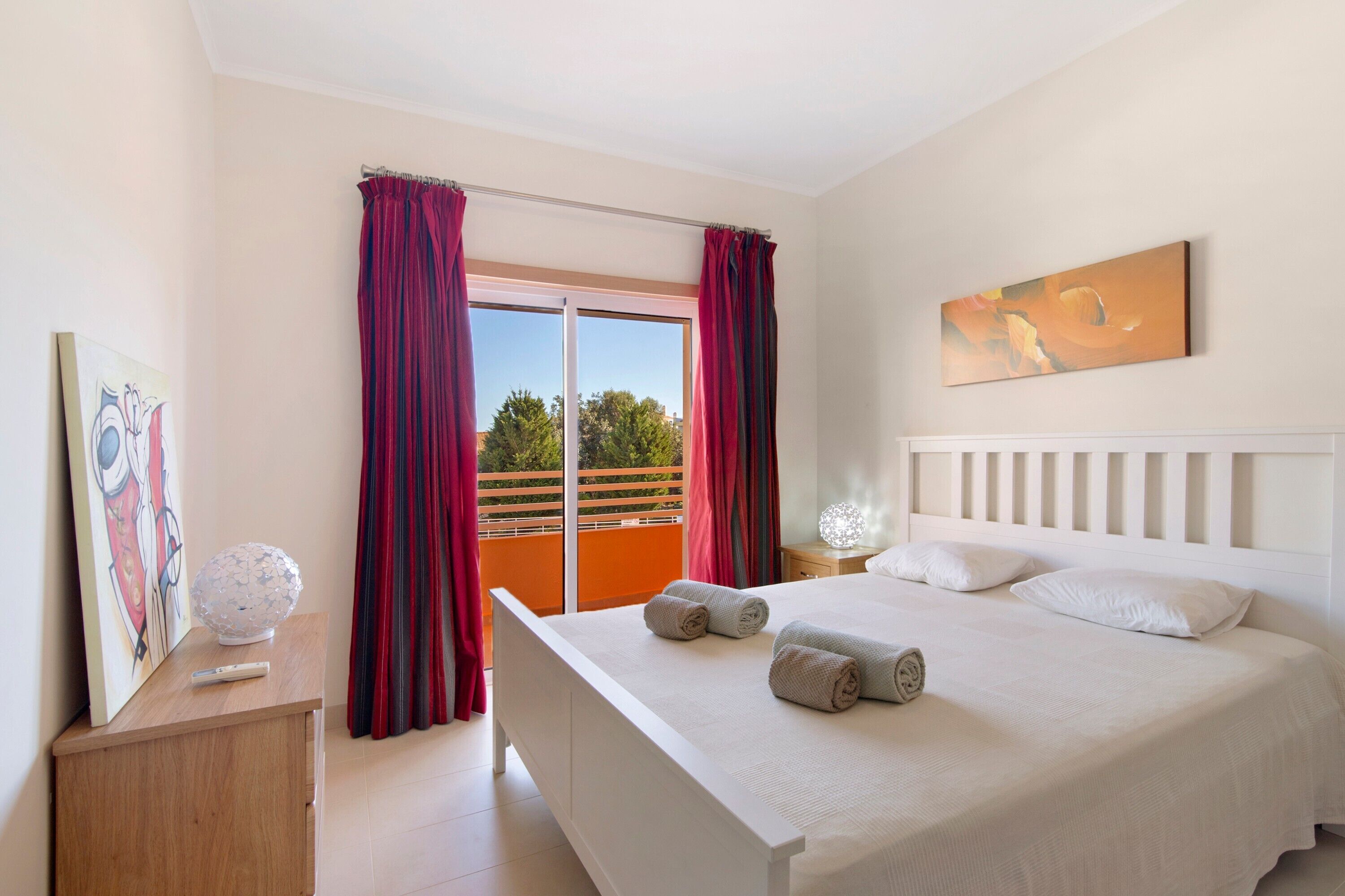 Een strijkplank/strijkijzer, wifi, beddengoed