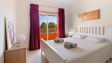 Een strijkplank/strijkijzer, wifi, beddengoed