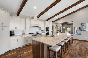 Fridge, microwave, oven, stovetop - Calaboose Retreat- Hot Tub, Outdoor Pool, Pool Table, FirePit, Fireplace (Campton)