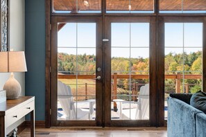 TV, fireplace, stereo - Calaboose Retreat- Hot Tub, Outdoor Pool, Pool Table, FirePit, Fireplace (Campton)