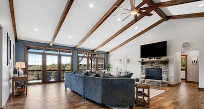 Calaboose Retreat- Hot Tub, Outdoor Pool, Pool Table, FirePit, Fireplace