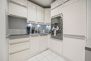 Fridge, microwave, oven, stovetop - Spacious Fitzrovia Duplex with A/C (London)