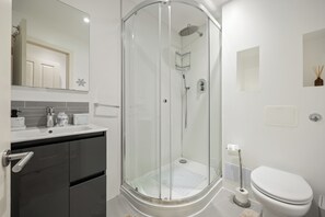 Shower, hair dryer, towels, soap - Spacious Fitzrovia Duplex with A/C (London)
