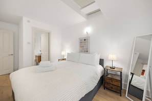 2 habitaciones, tabla de planchar con plancha y cuna de viaje