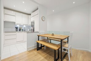 Dining - Spacious Fitzrovia Duplex with A/C (London)