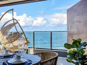 Dining - Studio with sea view steps from Barra Beach (Salvador)