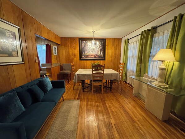 Smart TV, books - Sweet Home Huntsville-
Charming Single-level, 3-Bdrm House;Quiet Neighborhood (Huntsville)