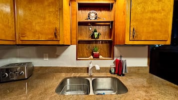 Coffee/tea maker, fridge, microwave, oven