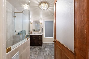 Douche, sèche-cheveux, serviettes fournies, shampoing