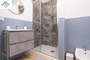 Dusche, Haartrockner, Bidet, Handtücher