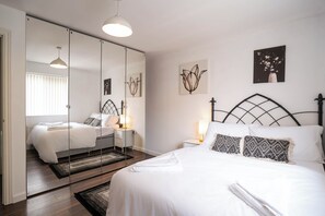 5 bedrooms, iron/ironing board, WiFi, bed sheets