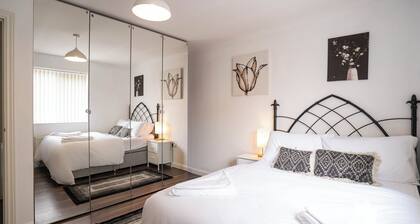 Hot Tub | 5BR | Luxury Coventry Retreat