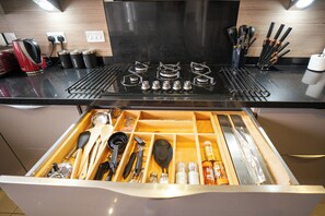 Microondas, horno, parrilla de estufa y lavavajillas 