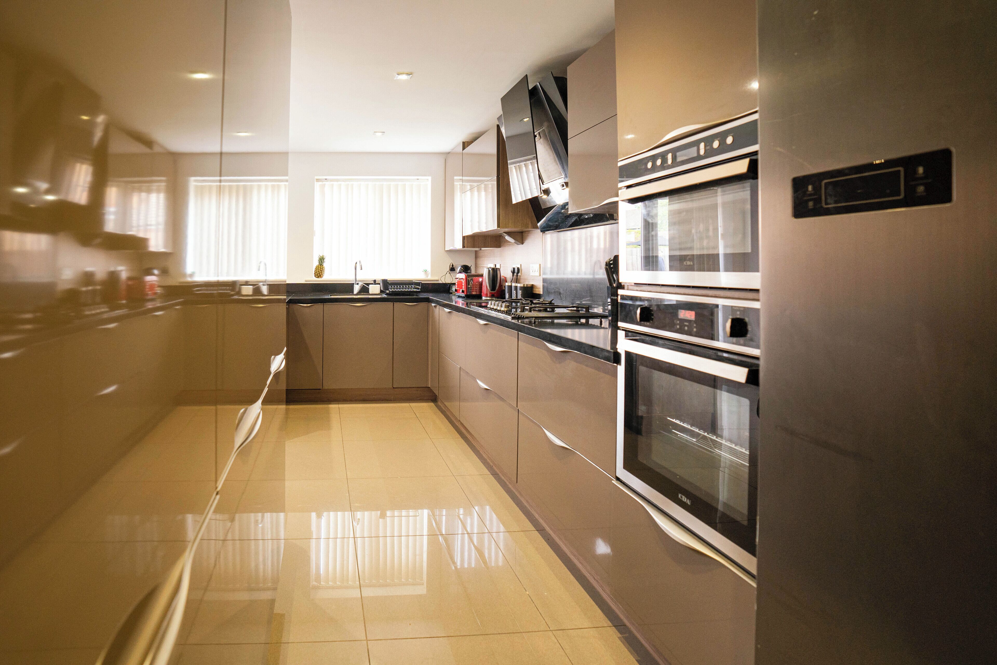 Mikrobølgeovn, ovn, kokeplater og oppvaskmaskin