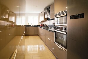 Een magnetron, een oven, een kookplaat, een vaatwasser