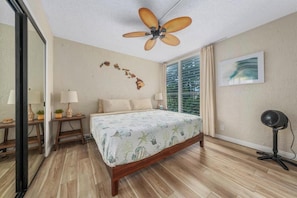 Desk, iron/ironing board, free WiFi, bed sheets - Summer Deal Oceanfront Kona Vacation Rental with Lanai and Sunset Views (Kailua-Kona)