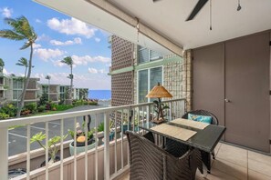 Outdoor dining - Summer Deal Oceanfront Kona Vacation Rental with Lanai and Sunset Views (Kailua-Kona)