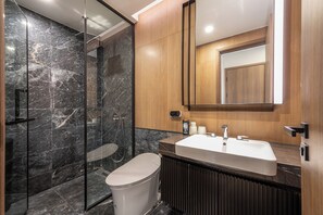 Dusj, hårføner, bidé og håndklær