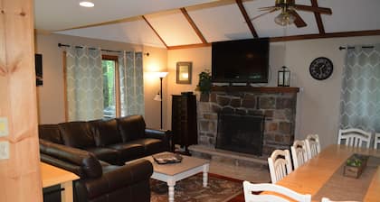Spacious Lake Harmony Rental With Hot Tub, Pool Table, Custom Bar And Much More!