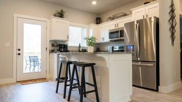 Frigorifero, microonde, forno, piano cottura