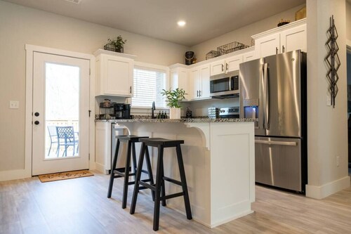 Modern Retreat near Back 40 & Lake Norwood