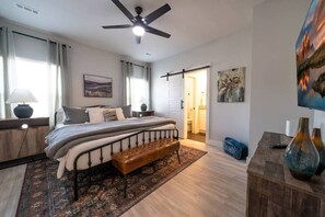 Tabla de planchar con plancha, wifi, ropa de cama