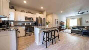 Frigorifero, microonde, forno, piano cottura