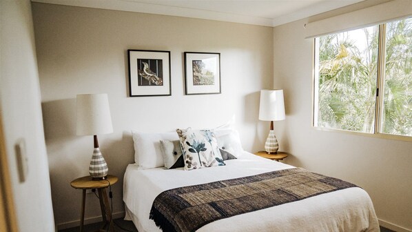 4 bedrooms, iron/ironing board, WiFi, bed sheets