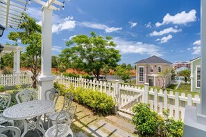 Villa, service de ménage, vue jardin | Restauration extérieure