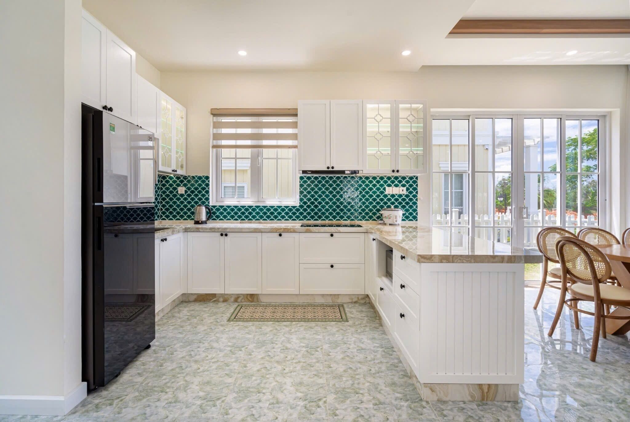 Villa, service de ménage, vue jardin | Cuisine privée