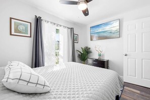 3 Schlafzimmer, Schreibtisch, Bügeleisen/Bügelbrett, Reisekinderbett
