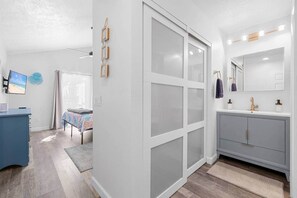 3 slaapkamers, een bureau, een strijkplank/strijkijzer, reisbedje