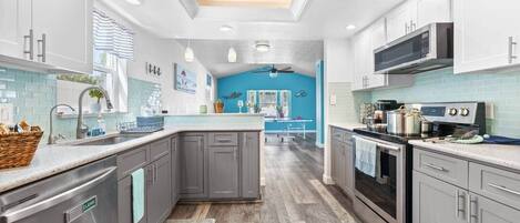 Refrigerador, microondas, horno y parrilla de estufa