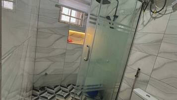 Habitación Deluxe, balcón, vistas a la ciudad | Baño | Artículos de higiene personal gratuitos, secador de pelo y toallas